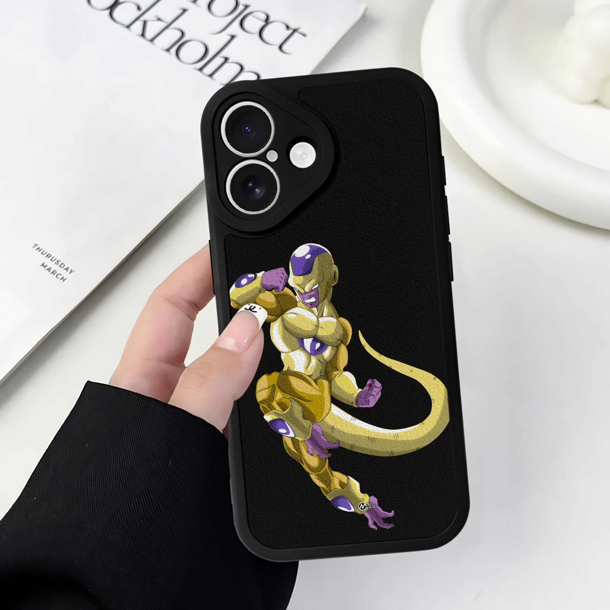 （画像用） ドラゴンボール フリーザ DRAGON BALL Frieza 【iPhone 16シリーズ対応】シリコンスマホケース（レザー調） 材質：シリコン
